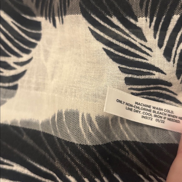 Talbots Black & White Leaf Pattern Oversized Scarf 70X52” fray hem Cotton Blend - Picture 5 of 12